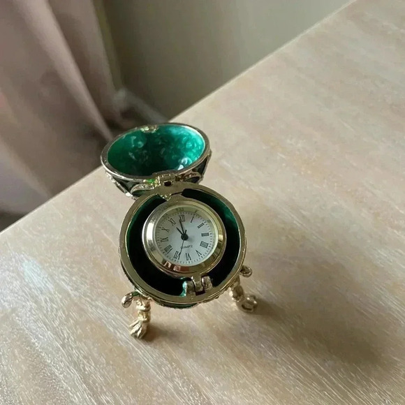 Stunning Emerald Color Russian Egg Watch With Stand - Picture 4 of 5